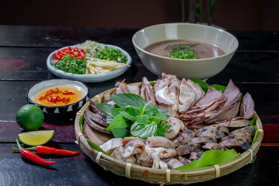Ly cà phê sữa đá kèm bánh mì que — sau